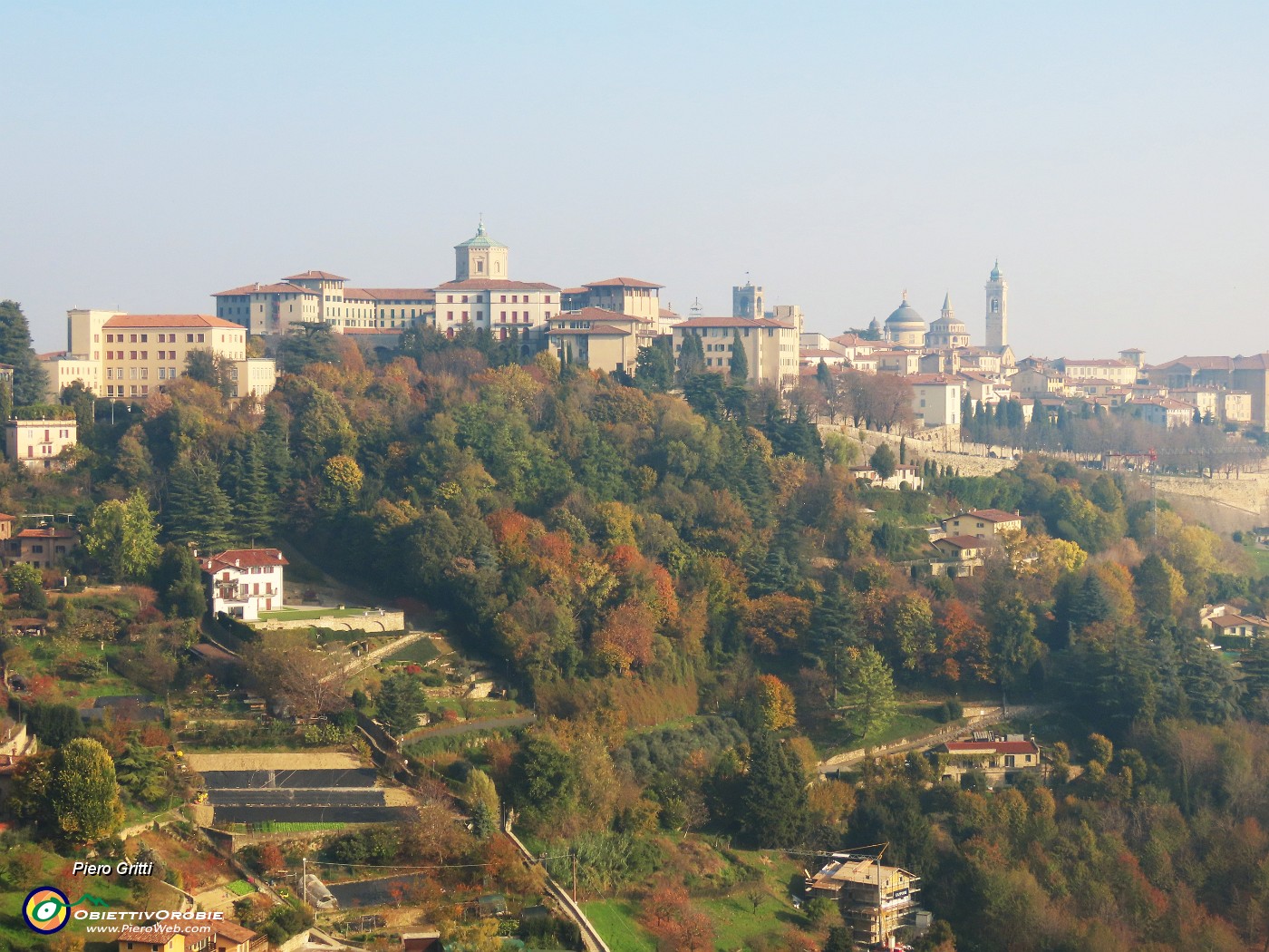 03 Da via Sudorno splendida vista su Bergamo Alta colorata d'autunno inoltrato.JPG